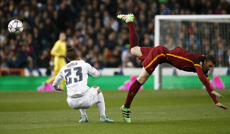 Hoch das Bein. Roms Edin Dzeko (r.) spielt den Ball unkonvention...