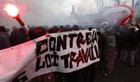 Französische Studenten demonstrieren in Paris gegen das neue Arb...