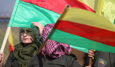 Mitglieder der kurdischen Selbstverteidigungskräfte protestieren...
