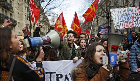 Jugendliche prägten die Demonstrationen in ganz Frankreich, hier...