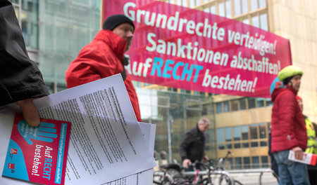 Im Berliner Bezirk Friedrichshain-Kreuzberg informierten Erwerbs...