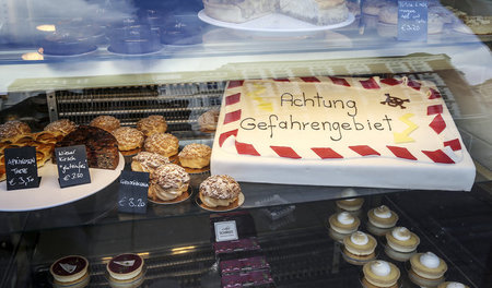 Schaufensterauslage eines Cafés im Hamburger Schanzenviertel (12...