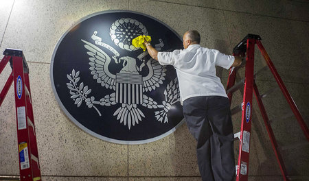 Vor der Visite des US-Staatschefs: Ein Arbeiter poliert das Wapp...