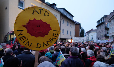 Das Symbol der Atomkraftgegner auf einer Demonstration gegen ein...