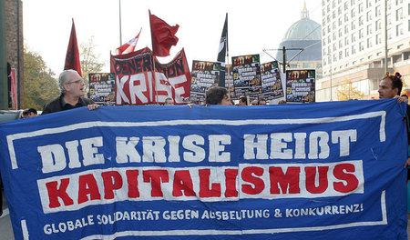 Unterstützer des Bündnisses »Wir zahlen nicht für eure Krise« de...