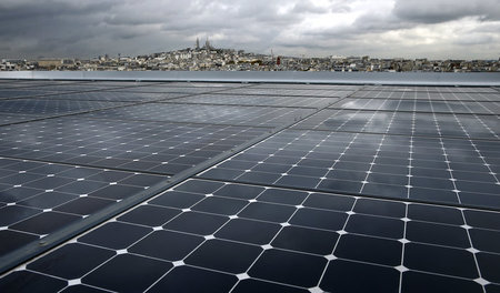 Brücken in die Zukunft: Solaranlage vor der Silhouette von Paris