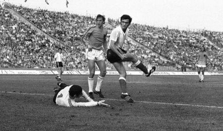 Als Roberto Perfumo (r.) einmal scheiterte, 1974 gegen Johan Cru...