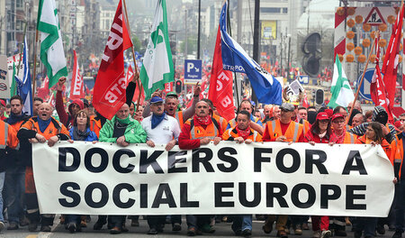 Jahrelang wehrten sich Hafenarbeiter aus ganz Europa gegen die v...