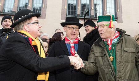 Mit »Hu-hu-hu-hu-hu«-Rufen durch die Innenstadt: Guido Wolf (l.)... Mit »Hu-hu-hu-hu-hu«-Rufen durch die Innenstadt: Guido Wolf (l.)...