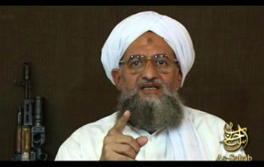 Ayman Al Zawahiri droht am 5. August 2007 über das Worldwide Web... Ayman Al Zawahiri droht am 5. August 2007 über das Worldwide Web...