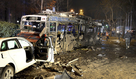 Ein Bild der Verwüstung: Der Ort des Anschlags in Ankara am Sonn... Ein Bild der Verwüstung: Der Ort des Anschlags in Ankara am Sonn...