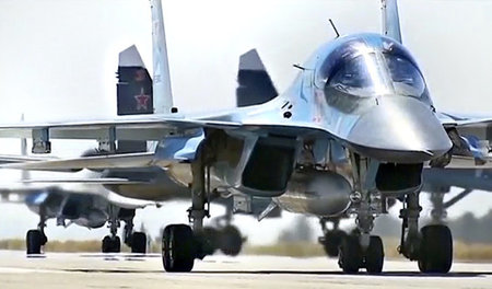 Bereit für den Rückflug: Russische Jagdbomber »Su-34« auf der Lu...