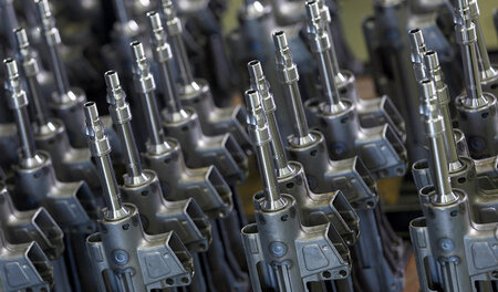Teile des Heckler & Koch-Maschinengewehrs MG 5 in der Fabrik des...