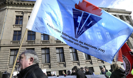 Internationaler Widerstand: Protest gegen einen Aufzug von ehema...