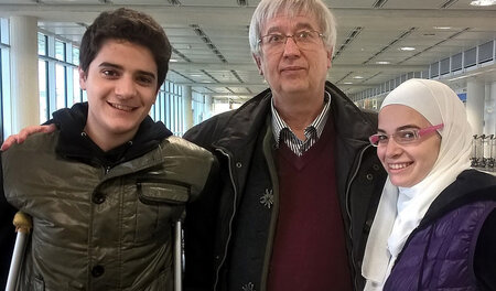 »Vergangenen Mittwoch ist Mohamad (Foto links) auf Krücken hier ...