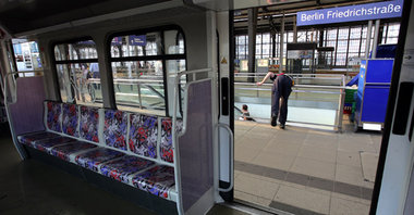 Gähnende Leere, wo sonst Gedränge herrscht: der S-Bahnhof Friedr... Gähnende Leere, wo sonst Gedränge herrscht: der S-Bahnhof Friedr...