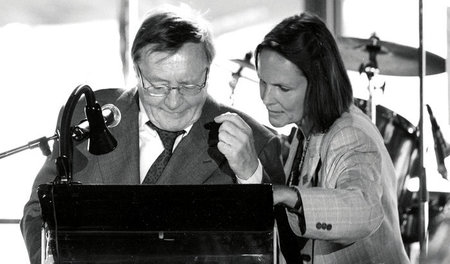 Cannabiskonsument Rudolf Augstein mit seiner Bürodame Irma Nelle...
