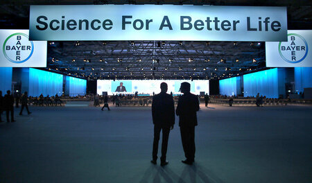 Hauptversammlung 2015: Die »Coordination gegen BAYER-Gefahren« z...