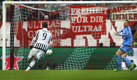 Aufreizend lasziv durch die Beine: Paul Pogba landete den ersten...