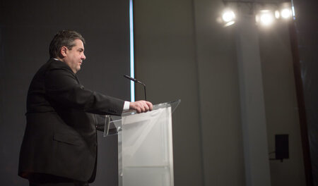 Minister begründet Sondererlaubnis: Sigmar Gabriel am Donnerstag...