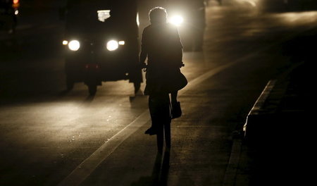 Autos haben noch Licht: Straßenszene in Sri Lankas Hauptstadt Co...