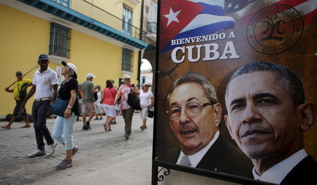 »Willkommen in Kuba«: Schild vor einem Restaurant in Havanna am ...