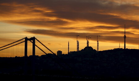 Bosporus-Brücke mit Blick auf den Neubau der »Camlica«-Moschee i...