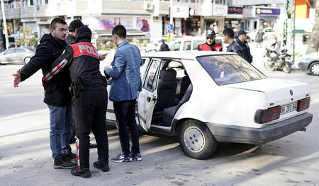 Alttäglicher Ausnahmezustand: Beamte in Ankara bei einer Durchsu...