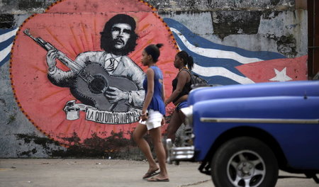 Mit Gitarre und Knarre: Che Guevara auf einem Wandbild in Havann...