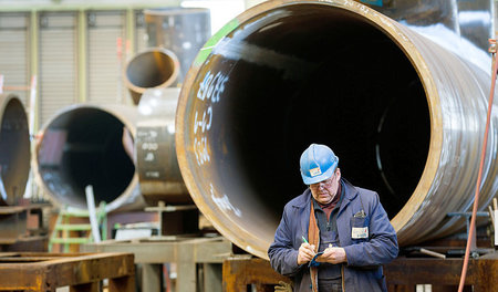 Werkvertragsbeschäftigte schauen bei Arbeitsrechten in die Röhre
