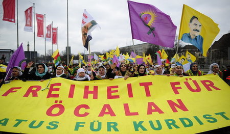 Zehntausende Menschen demonstrierten am Samstag in Hannover für ...