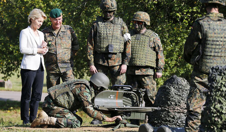 Immer im Dienst ihrer Schützlinge: Kriegsministerin Ursula von d...