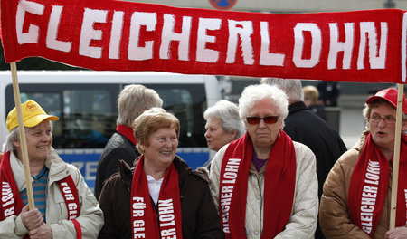 Ältere Frauen demonstrieren am Equal Pay Day für Lohngerechtigke...