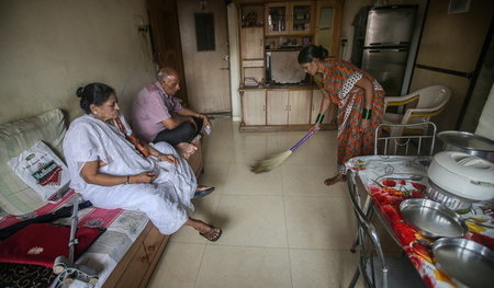Im Schatten der Privatheit: »Housemaid« bei der Arbeit im indisc...
