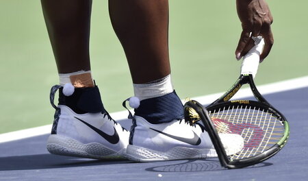 Alles kaputt: Hier hebt Profispielerin Serena Williams im Spiel ...