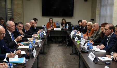 UN-Diplomat Staffan de Mistura (2.v.l.) am vergangenen Mittwoch ...