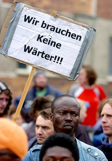Vor dem Zaun – Migrantenprotest während des G-8-Gipfels in Heili... Vor dem Zaun – Migrantenprotest während des G-8-Gipfels in Heili...