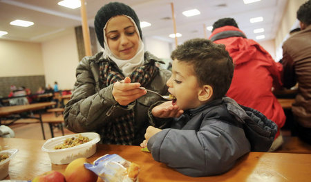 Flüchtlinge bekommen erheblich weniger Geld als Hartz-IV-Beziehe...