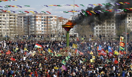 Hunderttausende Kurden feierten am Montag in Diyarbakir das Neuj...