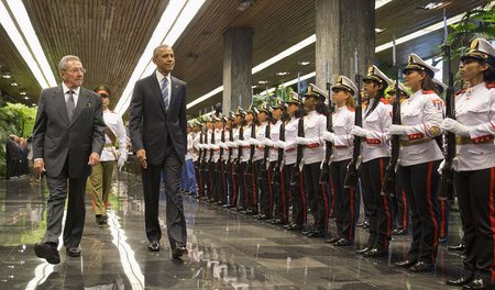 Kubas Präsident Raúl Castro und sein US-amerikanischer Gast Bara...