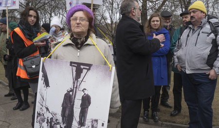 Gegendemonstranten erinnerten anlässlich des »Tags der Legionäre...