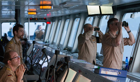 Namensentzug beantragt: Soldaten an Bord des Truppenversorgers »...