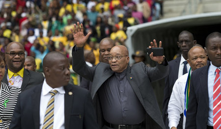 Noch wird er mit erhobenen Händen hereingeführt: Jacob Zuma bei ...