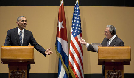Barack Obama und Raúl Castro am Montag während der Pressekonfere...