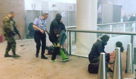 Rettungskräfte versorgen nach dem Anschlag im Flughafen von Brüs...