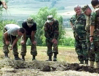 Kleines Loch, große Wirkung: Georgische Soldaten begutachten ein...