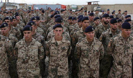 Folge kriegerischer Außenpolitik: Deutsche Soldaten bei einer Ze... Folge kriegerischer Außenpolitik: Deutsche Soldaten bei einer Ze...