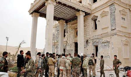 Syrische Regierungstruppen am Donnerstag vor einem historischen ... Syrische Regierungstruppen am Donnerstag vor einem historischen ...