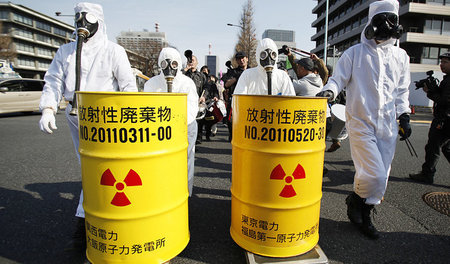 Bis heute finden in Japan regelmäßig Protestaktionen gegen die A...