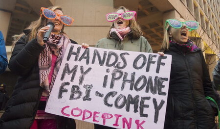 US-Behörden wollen Apples Geräte knacken: Demonstranten vor dem ...